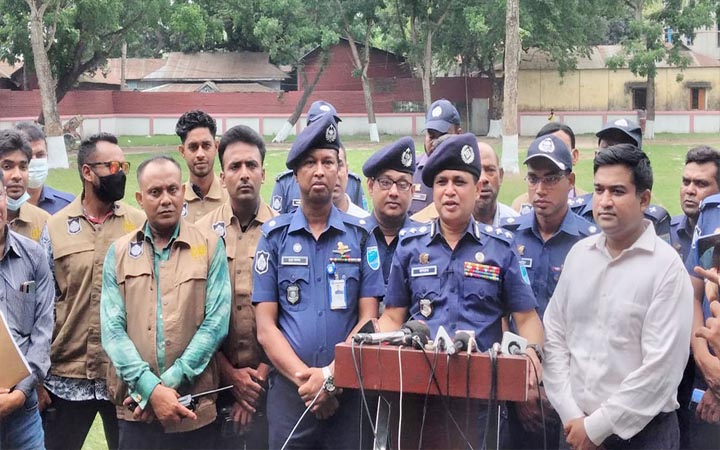 শোলাকিয়া ঈদের নামাজে নিরাপত্তায় ফোন ও ছাতায় নিষেধাজ্ঞা: জেলা পুলিশের ছুটি বাতিল